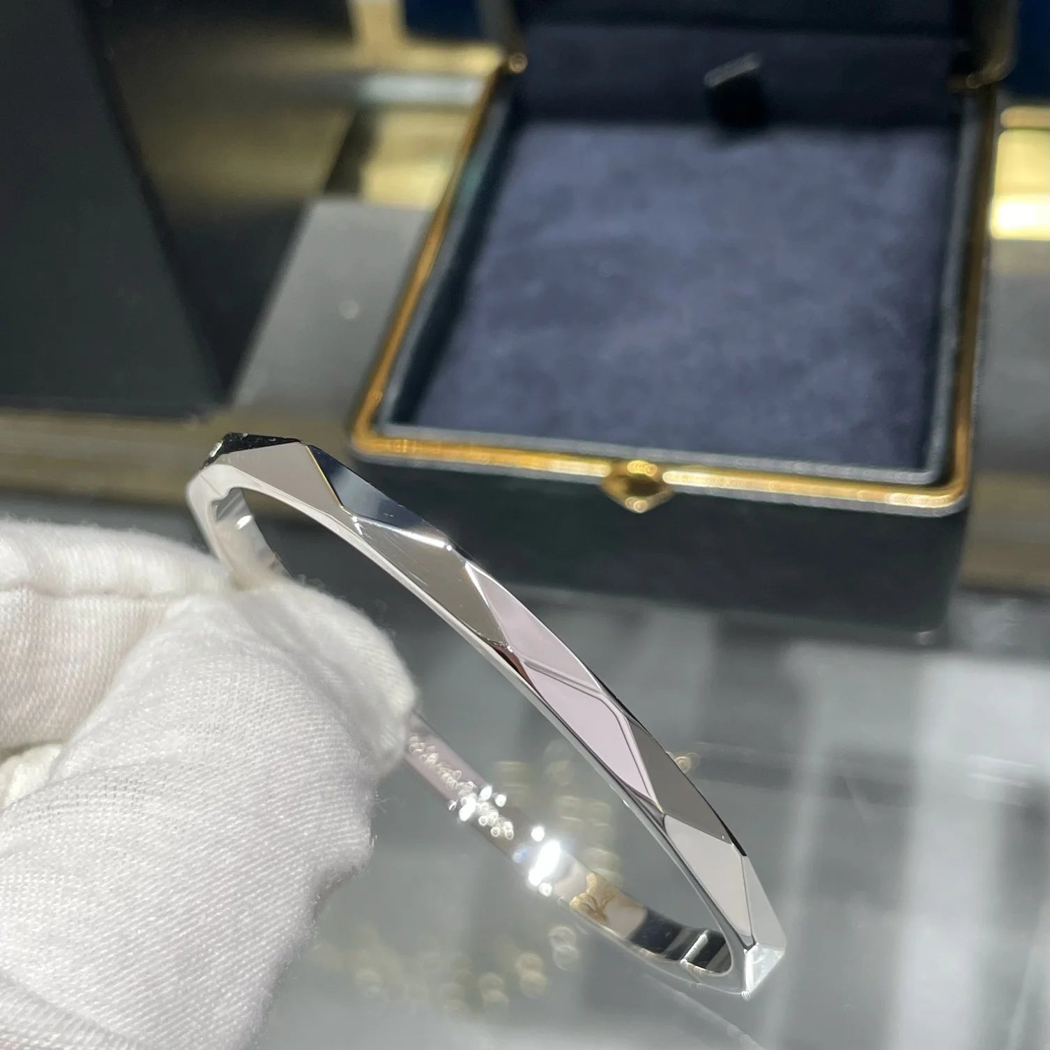 Brazalete Facetado · Oro Blanco 18k
