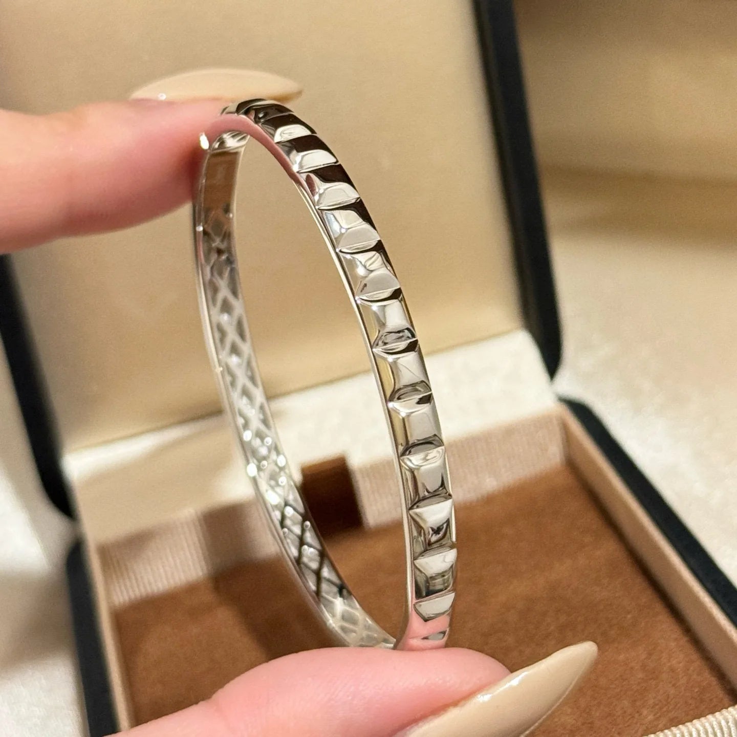 Brazalete Pirámide · Oro Blanco 18k